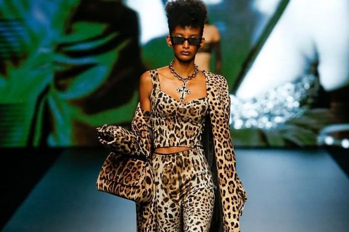 ŽENE STARIJE OD 45 NE TREBA DA SE OBLAČE OVAKO: KOLIKO GOD DA STE ZGODNI, U OVOJ ODEĆI IZGLEDATE SMEŠNO SMATRAJU NAUČNICI! - featured image ŽENE STARIJE OD 45 NE TREBA DA SE OBLAČE OVAKO: KOLIKO GOD DA STE ZGODNI, U OVOJ ODEĆI IZGLEDATE SMEŠNO SMATRAJU NAUČNICI! - featured image