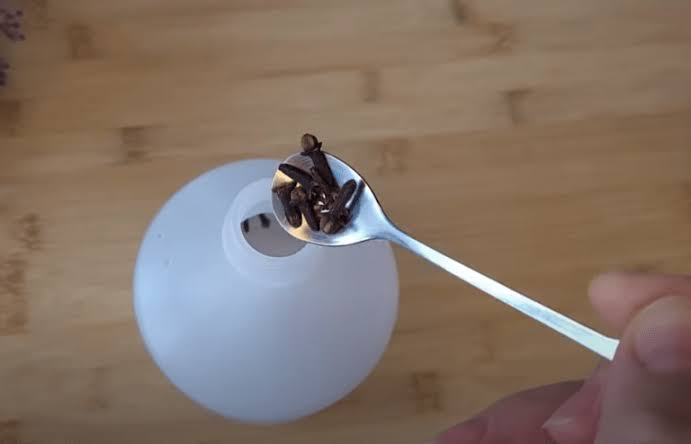 Uzmite čašu sirćeta, običnih karanfilića i dobro sačuvajte ovaj domaći trik: KORISTIM GA GODINAMA I PREPORUČUJEM SVIMA! - featured image