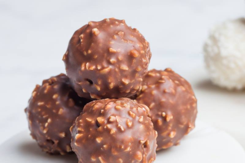 DOMAĆE FERRERO ROCHER KUGLICE-GOTOVE ZA SAMO 20 MINUTA !🌰🌰🌰 - featured image DOMAĆE FERRERO ROCHER KUGLICE-GOTOVE ZA SAMO 20 MINUTA !🌰🌰🌰 - featured image