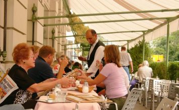 Šta znači kada gost pomaže konobaru da pokupi tanjire sa stola, prema psihologiji? Šta znači kada gost pomaže konobaru da pokupi tanjire sa stola, prema psihologiji? - featured image