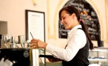 Šta znači kada gost pomaže konobaru da pokupi tanjire sa stola, prema psihologiji? Šta znači kada gost pomaže konobaru da pokupi tanjire sa stola, prema psihologiji? - featured image