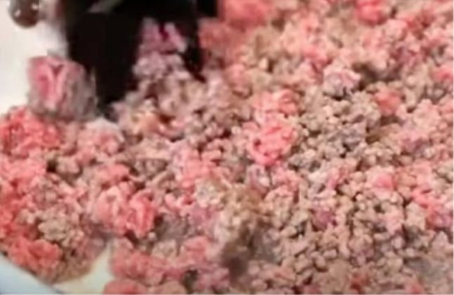 ZAŠTO SE PRVO PRŽI MLJEVENO MESO, PA SE TEK ONDA DODAJE CRNI LUK? Kuvarica otkrila tajnu, LJUDI ZINULI OD ŠOKA - featured image