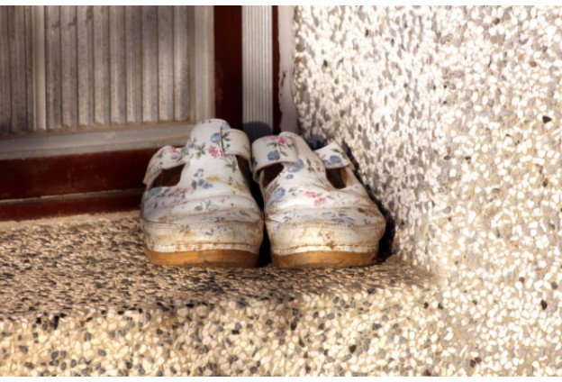 Nema gore nesreće nego ako pred vratima imate ovo: Veruje se da donosi bedu i siromaštvo u kuću - featured image Nema gore nesreće nego ako pred vratima imate ovo: Veruje se da donosi bedu i siromaštvo u kuću - featured image