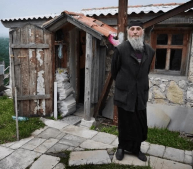 Kada vam neka osoba čini zlo i nanosi vam veliku bol, uradite samo ovu stvar i ponovo ćete naći svoj put ka sreći: Moćan savet monaha sa Svete Gore - featured image