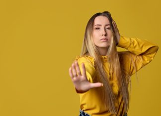 Deset rečenica kojima ćete odgovoriti nekome ko je BEZOBRAZAN prema vama Deset rečenica kojima ćete odgovoriti nekome ko je BEZOBRAZAN prema vama - featured image