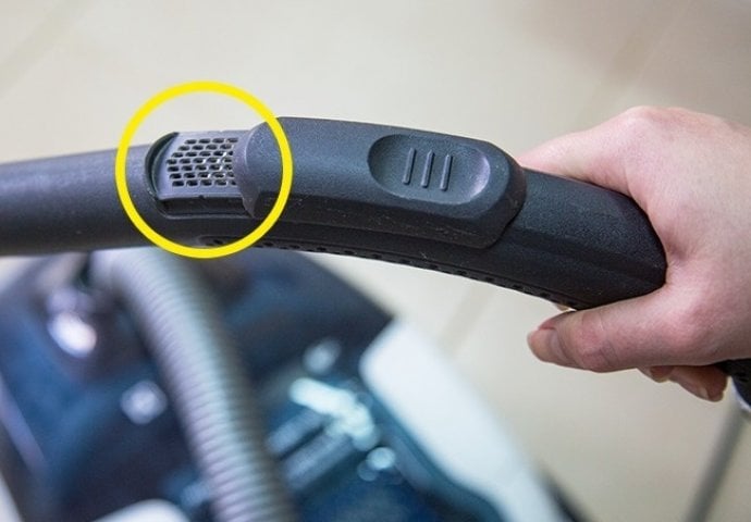 KAKO NAM OVO NIKO PRE NIJE REKAO: Svaki USISIVAČ ima OVE rupice na cevi, EVO ČEMU SLUŽE! - featured image