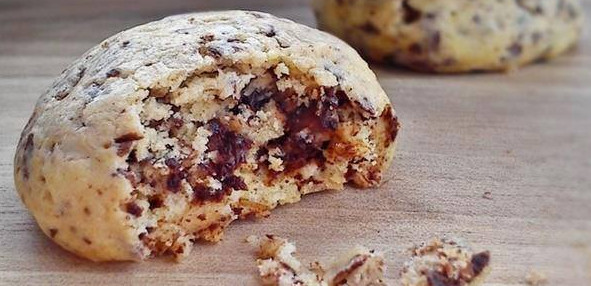 JEDNOSTAVNI KEKSIĆI SA ČOKOLADOM GOTOVI ZA 20 MINUTA A DOĐE IH PUNOOvo su zaista extra čokoladni keksići, puni su čokolade a možete staviti čokoladu koju želite… - featured image