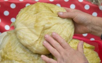 AK0 KRENE DA SE KVARl, lMA MU SPASA: Ev0 šta uraditi s kiselim kupusom ako su glavice premekane ! AK0 KRENE DA SE KVARl, lMA MU SPASA: Ev0 šta uraditi s kiselim kupusom ako su glavice premekane ! - featured image