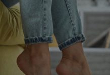 Šta znači ako osoba stalno ‘CUPKA’ nogom, prema psihologiji? Šta znači ako osoba stalno ‘CUPKA’ nogom, prema psihologiji? - featured image