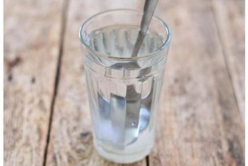 AKO VAM SE STALNO DEŠAVAJU LOŠE STVARI: Čašu vode napunite ovim i ostavite da stoji 24 sata! PREPOROD! - featured image