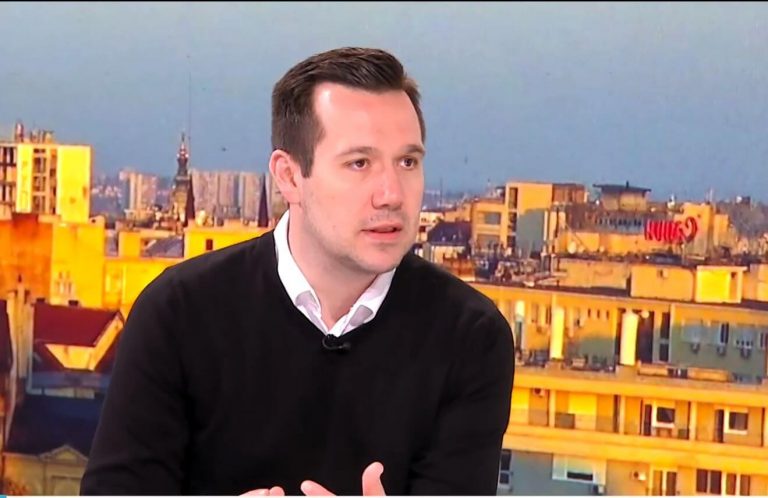 Ko je Marko Ivas? Pojavili se detalji o voditelju koje je čekala cela nacija – svi su večeras gledali RTS - featured image Ko je Marko Ivas? Pojavili se detalji o voditelju koje je čekala cela nacija – svi su večeras gledali RTS - featured image