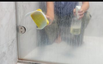 Rastvorite u toploj vodi i poprskajte staklo, slavinu i kadu: TUŠ POSTAĆE KAO NOV! Rastvorite u toploj vodi i poprskajte staklo, slavinu i kadu: TUŠ POSTAĆE KAO NOV! - featured image