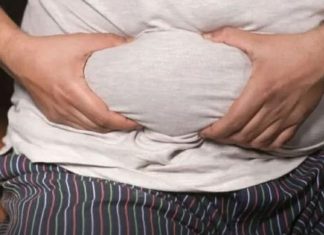 Da li i vi ovo radite čim ustanete? Najveća greška zbog koje se salo lijepi za stomak Da li i vi ovo radite čim ustanete? Najveća greška zbog koje se salo lijepi za stomak - featured image