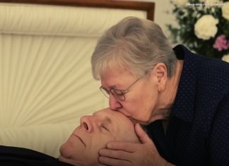 Zašto nikada ne biste trebali poljubiti preminulu osobu, prema riječima DOKTORA!!! Zašto nikada ne biste trebali poljubiti preminulu osobu, prema riječima DOKTORA!!! - featured image