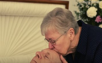 Zašto nikada ne biste trebali poljubiti preminulu osobu, prema riječima DOKTORA!!! Zašto nikada ne biste trebali poljubiti preminulu osobu, prema riječima DOKTORA!!! - featured image