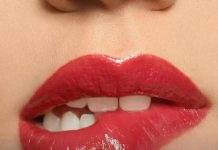 Kada žena grize usnu dok vas gleda, to znači da je… Kada žena grize usnu dok vas gleda, to znači da je… - featured image