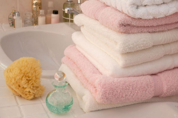 UBACITE OVAJ SASTOJAK U MAŠINU I GOTOVO: Najprostiji i najjeftiniji trik da vešu VRATITE IZGUBLJENU BJELINU, a peškiri će biti premekani - featured image