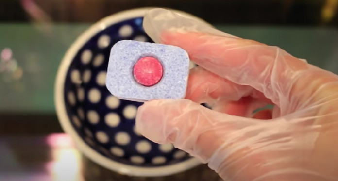 NEĆETE VJEROVATI ZA ŠTA SE SVE KORISTE TABLETE ZA PRANJE SUDOVA: EVO ŠTA SVE MOŽETE DA OČISTITE NJIMA - featured image NEĆETE VJEROVATI ZA ŠTA SE SVE KORISTE TABLETE ZA PRANJE SUDOVA: EVO ŠTA SVE MOŽETE DA OČISTITE NJIMA - featured image