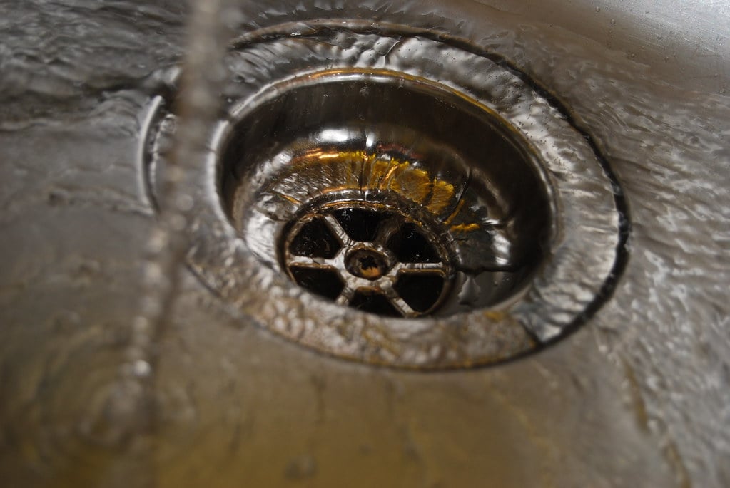 Samo 1 mjerica odštopava sve odvode, a smrad potpuno NESTANE… - featured image