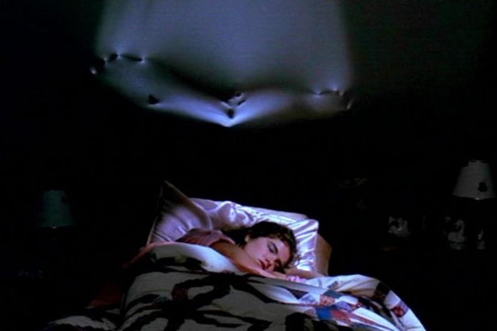 EVO ŠTA ZNAČI KADA SANJATE MRTVU OSOBU: Ovo je pokušaj da se pošalje poruka! - featured image EVO ŠTA ZNAČI KADA SANJATE MRTVU OSOBU: Ovo je pokušaj da se pošalje poruka! - featured image