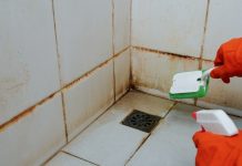 Kako da očistite ćoškove u tuš kabini? Razara kamenac, skine svu buđ i pločice čiste kao suza Kako da očistite ćoškove u tuš kabini? Razara kamenac, skine svu buđ i pločice čiste kao suza - featured image