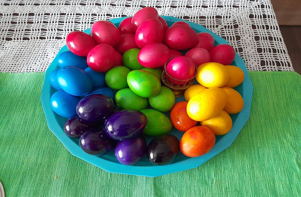 Bez sirćeta, skupe farbe i pucanja: Uz 1 stvar iz špajza jaja će biti jarka kao sa slike - featured image