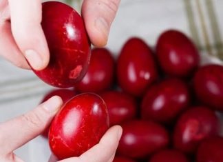 Najboji prirodni način farbanja jaja u jarko crvenu boju star 50 godina: Potrebna vam je samo 1 namirnica Najboji prirodni način farbanja jaja u jarko crvenu boju star 50 godina: Potrebna vam je samo 1 namirnica - featured image