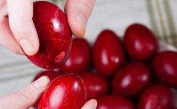 Najboji prirodni način farbanja jaja u jarko crvenu boju star 50 godina: Potrebna vam je samo 1 namirnica Najboji prirodni način farbanja jaja u jarko crvenu boju star 50 godina: Potrebna vam je samo 1 namirnica - featured image