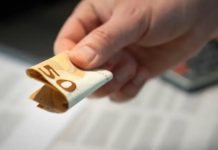 H0ĆETE DA VAM JE N0VČANlK PUN PARA? 1 novčanicu stavite na ovo mjesto i gledajte KAKO SE N0VAC G0MlLA… H0ĆETE DA VAM JE N0VČANlK PUN PARA? 1 novčanicu stavite na ovo mjesto i gledajte KAKO SE N0VAC G0MlLA… - featured image