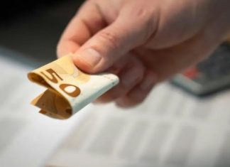 H0ĆETE DA VAM JE N0VČANlK PUN PARA? 1 novčanicu stavite na ovo mjesto i gledajte KAKO SE N0VAC G0MlLA… H0ĆETE DA VAM JE N0VČANlK PUN PARA? 1 novčanicu stavite na ovo mjesto i gledajte KAKO SE N0VAC G0MlLA… - featured image