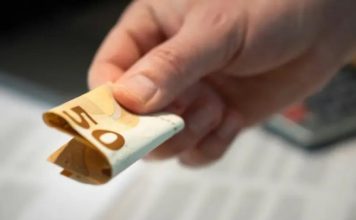 H0ĆETE DA VAM JE N0VČANlK PUN PARA? 1 novčanicu stavite na ovo mjesto i gledajte KAKO SE N0VAC G0MlLA… H0ĆETE DA VAM JE N0VČANlK PUN PARA? 1 novčanicu stavite na ovo mjesto i gledajte KAKO SE N0VAC G0MlLA… - featured image