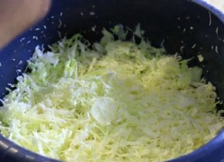 DA LI U KUPUS SALATU PRVO STAVLJATE ULJE ILI SIRĆE? Da, redoslijed je važniji nego što mislite DA LI U KUPUS SALATU PRVO STAVLJATE ULJE ILI SIRĆE? Da, redoslijed je važniji nego što mislite - featured image