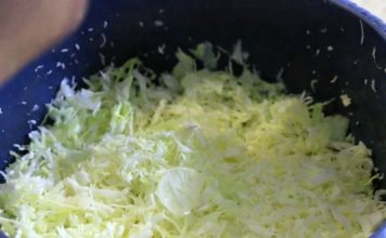 DA LI U KUPUS SALATU PRVO STAVLJATE ULJE ILI SIRĆE? Da, redoslijed je važniji nego što mislite DA LI U KUPUS SALATU PRVO STAVLJATE ULJE ILI SIRĆE? Da, redoslijed je važniji nego što mislite - featured image