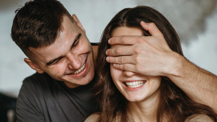 Ako te muškarac OVAKO GLEDA, voljet ćete do kraja života: PSIHOLOG VLADETA JEROTIĆ otkriva kako muškarac gleda ženu koju voli - featured image