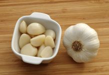 Bijeli luk je čudotvoran lijek: Ali ovih 5 grupa ljudi ne smiju da ga jedu! Bijeli luk je čudotvoran lijek: Ali ovih 5 grupa ljudi ne smiju da ga jedu! - featured image