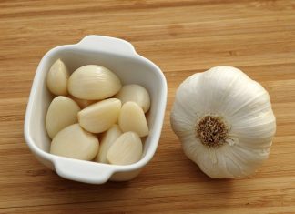 Bijeli luk je čudotvoran lijek: Ali ovih 5 grupa ljudi ne smiju da ga jedu! Bijeli luk je čudotvoran lijek: Ali ovih 5 grupa ljudi ne smiju da ga jedu! - featured image