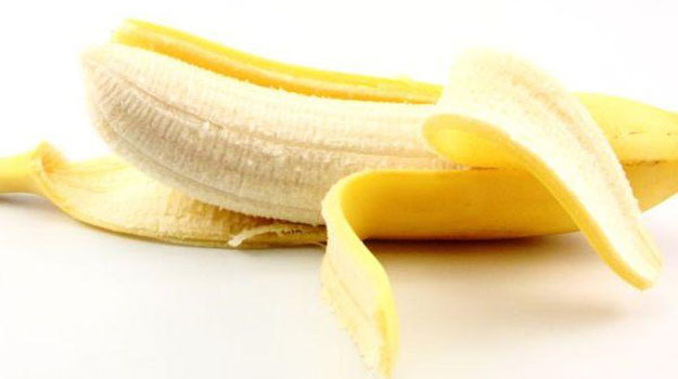 NIKADA NE BACAM KORU OD BANANE: Evo šta će se dogoditi ako je stavite na nogu - featured image