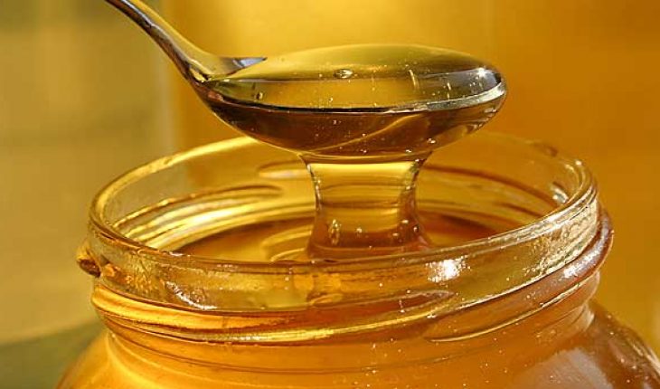 Evo zašto treba jesti kašičicu meda pre spavanja: 3 razloga stručnjaka koji vas mogu preporoditi - featured image