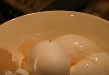 Ljuske od jaja ne bacajte: PomijeÅ”ajte ih sa sirÄetom i napravite korisnu smjesu za dom Ljuske od jaja ne bacajte: PomijeÅ”ajte ih sa sirÄetom i napravite korisnu smjesu za dom - featured image