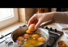 Ne stavljajte sirće u vodu za jaja: Uz 1 kašiku ovoga ljuska neće pući, a boja će biti duplo jača Ne stavljajte sirće u vodu za jaja: Uz 1 kašiku ovoga ljuska neće pući, a boja će biti duplo jača - featured image