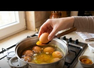 Ne stavljajte sirće u vodu za jaja: Uz 1 kašiku ovoga ljuska neće pući, a boja će biti duplo jača Ne stavljajte sirće u vodu za jaja: Uz 1 kašiku ovoga ljuska neće pući, a boja će biti duplo jača - featured image