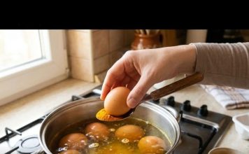 Ne stavljajte sirće u vodu za jaja: Uz 1 kašiku ovoga ljuska neće pući, a boja će biti duplo jača Ne stavljajte sirće u vodu za jaja: Uz 1 kašiku ovoga ljuska neće pući, a boja će biti duplo jača - featured image