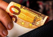 U novčaniku uvijek treba da imate 1 presavijenu novčanicu od 50 eura: Ljudi masovno ovo rade… U novčaniku uvijek treba da imate 1 presavijenu novčanicu od 50 eura: Ljudi masovno ovo rade… - featured image