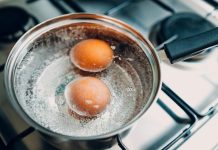 Jaja stavljate u hladnu ili ključalu vodu? STARINSKI SAVJET KAKO DA PRAVILNO SKUHATE JAJA – nikad ih lakše nećete oguliti (SAVJET) Jaja stavljate u hladnu ili ključalu vodu? STARINSKI SAVJET KAKO DA PRAVILNO SKUHATE JAJA – nikad ih lakše nećete oguliti (SAVJET) - featured image