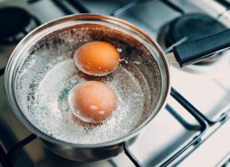 Jaja stavljate u hladnu ili ključalu vodu? STARINSKI SAVJET KAKO DA PRAVILNO SKUHATE JAJA – nikad ih lakše nećete oguliti (SAVJET) Jaja stavljate u hladnu ili ključalu vodu? STARINSKI SAVJET KAKO DA PRAVILNO SKUHATE JAJA – nikad ih lakše nećete oguliti (SAVJET) - featured image
