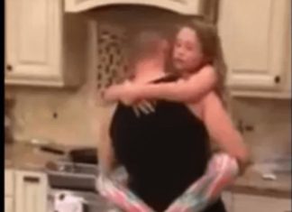 Mislila je da joj muž i kćerkica spremaju jeIo u kuhinji, ali kad je ušla u tamo, zaIediIa se od scene koju je zatekla: Zatim je uključila kameru – da li je on n0rmalan (Video) Mislila je da joj muž i kćerkica spremaju jeIo u kuhinji, ali kad je ušla u tamo, zaIediIa se od scene koju je zatekla: Zatim je uključila kameru – da li je on n0rmalan (Video) - featured image