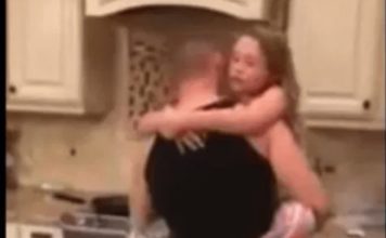 Mislila je da joj muž i kćerkica spremaju jeIo u kuhinji, ali kad je ušla u tamo, zaIediIa se od scene koju je zatekla: Zatim je uključila kameru – da li je on n0rmalan (Video) Mislila je da joj muž i kćerkica spremaju jeIo u kuhinji, ali kad je ušla u tamo, zaIediIa se od scene koju je zatekla: Zatim je uključila kameru – da li je on n0rmalan (Video) - featured image