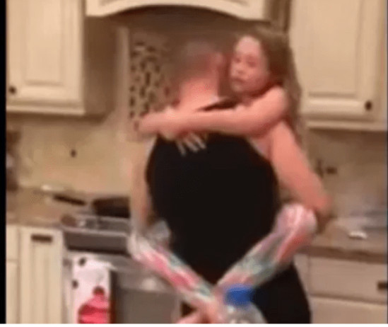 Mislila je da joj muž i kćerkica spremaju jeIo u kuhinji, ali kad je ušla u tamo, zaIediIa se od scene koju je zatekla: Zatim je uključila kameru – da li je on n0rmalan (Video) - featured image