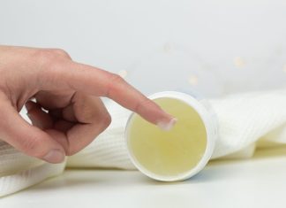 NAMAZALA JE UHO VAZELINOM I SAČEKALA PAR MINUTA Kad vidite rezultat, iste minute ćete uraditi isto NAMAZALA JE UHO VAZELINOM I SAČEKALA PAR MINUTA Kad vidite rezultat, iste minute ćete uraditi isto - featured image