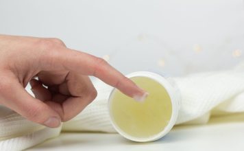 NAMAZALA JE UHO VAZELINOM I SAČEKALA PAR MINUTA Kad vidite rezultat, iste minute ćete uraditi isto NAMAZALA JE UHO VAZELINOM I SAČEKALA PAR MINUTA Kad vidite rezultat, iste minute ćete uraditi isto - featured image